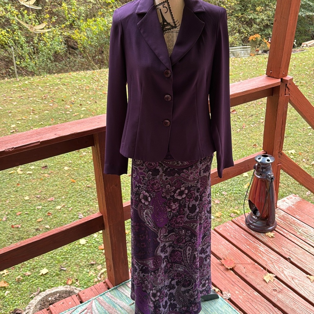 Ladies size 8 two piece suit Danny& Nicole